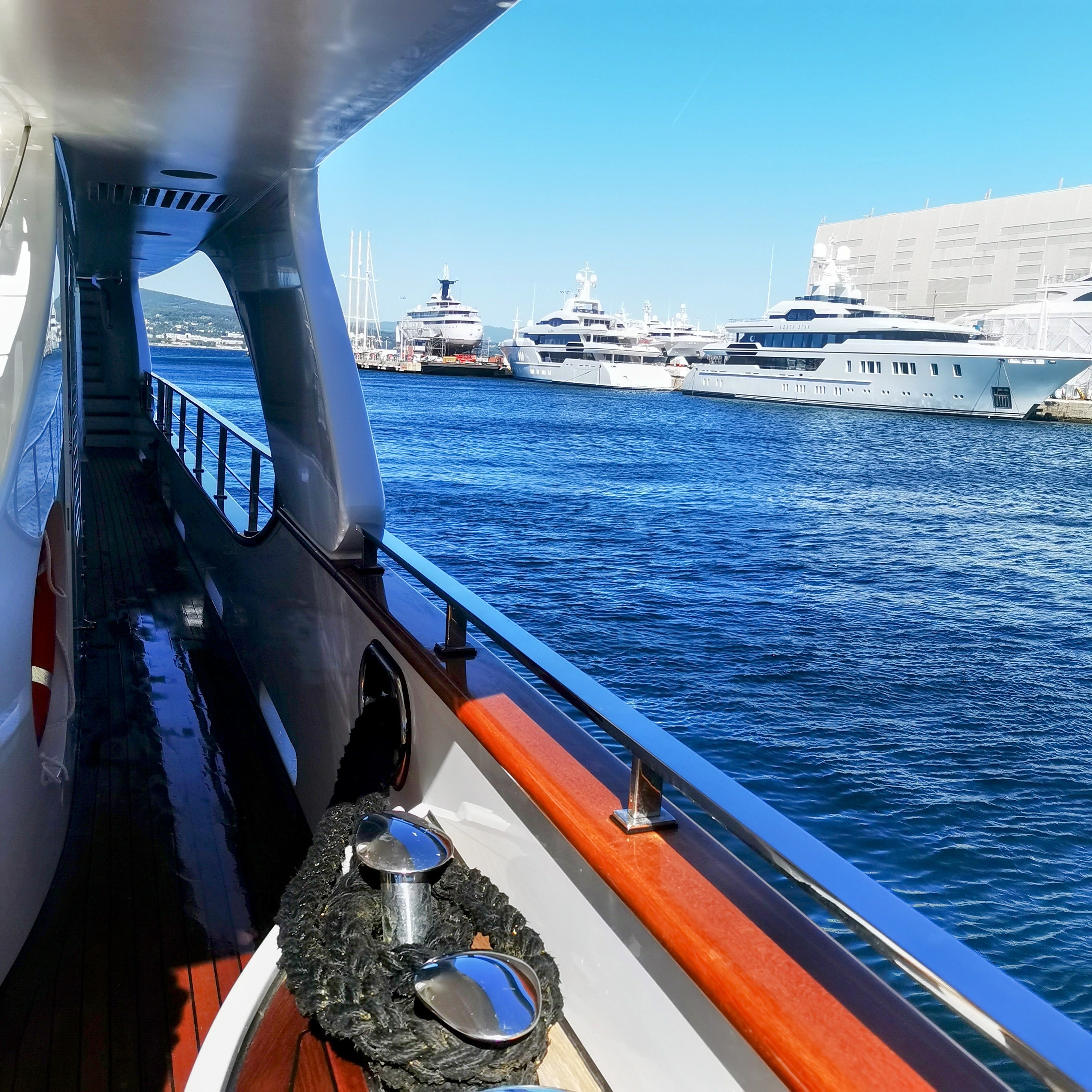 Le soleil n'est pas encore au zénith, mais la saison du Nettoyeur Bateau bat déjà son plein